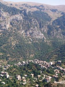 Village en contrebas du Col de Tirourda, Tizi-Ouzou