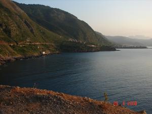 Montagne Verdoyante affleurant l'eau