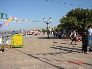 Boulevard côtoyant la plage à Jijel