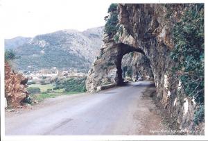 Autoroute au flanc de la montagne à Jijel