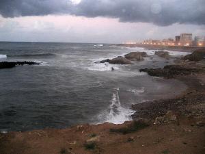Une mer Houleuse sous un ciel nuageux