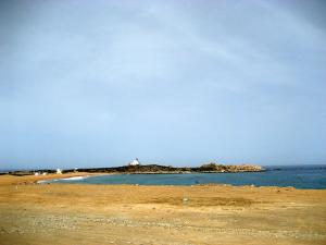 Phare de Jijel au loin