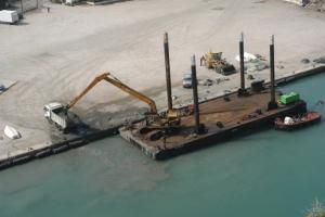 Beni Haoua  séquence de dragage de l'abri de pêche (5).