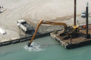 Beni Haoua  séquence de dragage de l'abri de pêche (1).