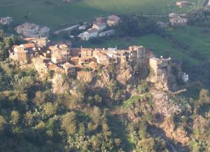 Ighil -Igoulmimene THAKANA VILLAGE BERBERE PERCHE SUR UN ROCHER