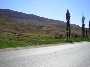 L'entrée du Sahara au Nord de Biskra à El-kantara, les dernières montagnes des Aurès se dressent pour vous souhaiter bonne et longue route saharienne !