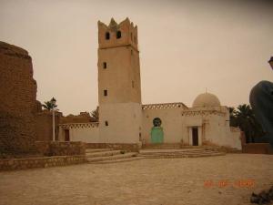 Le ksar de Chettma, la mosquée dans son architecture locale prend de la hauteur, elle est aussi le lieu de rencontre, d'échange et de prière
