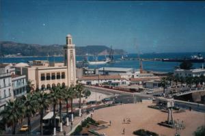 Vue de la place et hôtel de ville