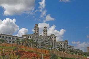 L'Université du Caroubier, Hussein Dey