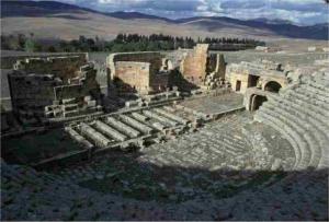 théâtre, mur de scène à 3 hémicycles
