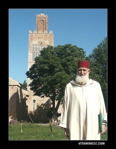 Personnage aux habits traditionnels à la mosquée de Mechouar