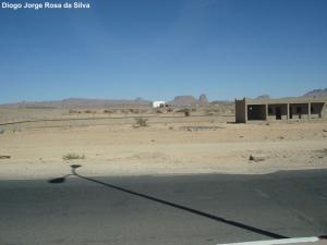 LENA INGÉNIERIE ET CONSTRUCTIONS. [Elle à fait et à réhabilité la route N1, entre les villages de Tamanrasset et In Guezzam, au Sud d' Algérie, dans une extension de 175 km, jusqu' a la frontiere avec le Niger. Photo prise par Diogo Jorge Ro