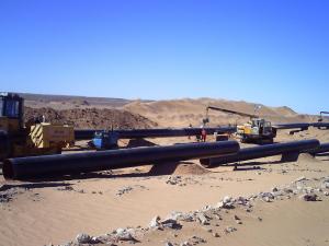 Pose de la conduite d'eau entre InSalah et Tamanrasset (janvier 2009)