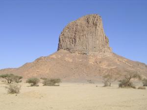 le Pic majestueux d'Iharen, symbole du Hoggar aux paysages lunaires et uniques en leur genre