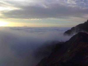 jour de Brouillard sur la ville vue de puie la montagne 03
