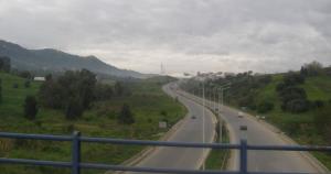 Sur le pont de At Dwala au dessus de la rocade-sud Tizi Ouzou