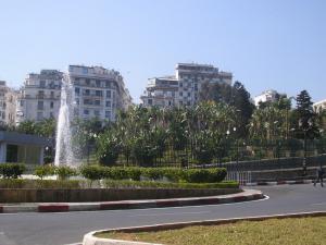 Rond point avec jet d'eau près du Forum d'Alger