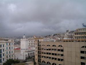 Alger Sous les Nuages