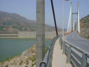 Beni-Haroun  pont suspendu sur le barrage