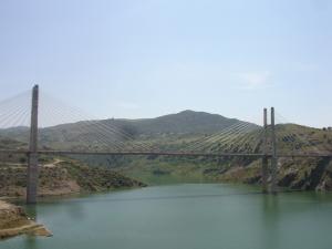 pont suspendu sur barrage beni haroun