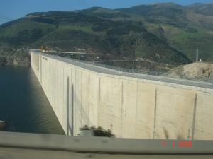 la digue du barrage beni haroun