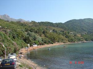 Plage rouge.Vue côté ouest.