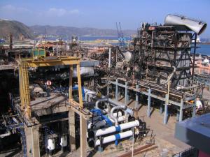 Vue du Port depuis la station de liqu?faction de gaz de Skikda, une ann?e apr?s l'explosion qui a caus? 27 victimes.