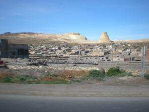 Entre  Oran et Sidi-Bel-Abbes, vall?e local d?vor?e par une cimenterie