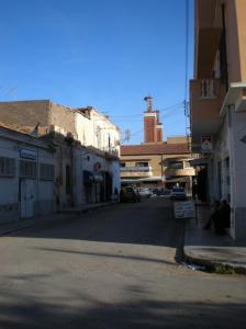 Nids de Cigognes sur les Minarets de la Mosqu?e El Kawtar