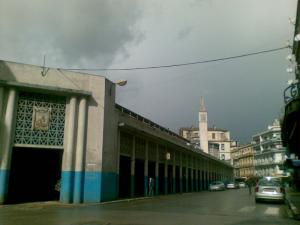 Le march? couvert et la rue Bugeaud