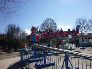 Les familles viennent au parc pour jouer avec leurs enfants