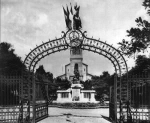 Jardin en Face d'Une Eglise