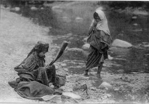 Deux fillettes lavent le linge sur Bouaroua