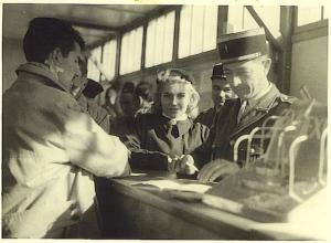 Sétif-Contrôle des passagers à  l'aérodrome-chef Pruniaux et hôtesse-1959