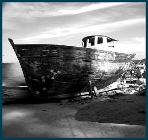 Dans le port de Stora, un Antique Bateau