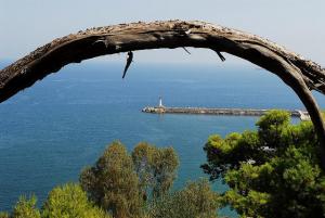 LE PHARE ROUGE depuis la Route Supérieure de Stora