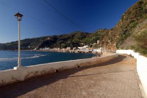 SENTIER DE LA CORNICHE vers le phare de Stora