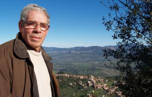 IGHIL IGOULMIMENE EN ARRIERE PLAN DANS L'IMAGE ET EN AVANT P DANS LE COEUR