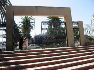 Jardin Public face à l'entrée d'école