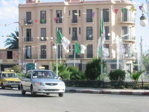 Sidi-Bel-Abbes - Centre Ville - Immeuble face au monument aux Morts - A gauche rue Louber , A  droite vers le jardin Public