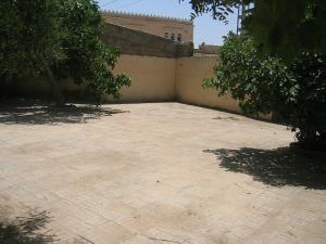 Sidi-Bel-Abbes - Fg Perrin - Rue de la Fontaine Romaine - Ecole Maternelle - cours à  l'endroit du bassin et de la fontaine