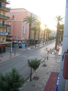 Sidi-Bel-Abbes - Centre Ville - Rue de la République vers le Petit Vichy de l'Hôtel