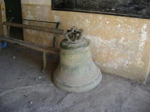 Sidi-Bel-Abbes - Vallée des Jardins - Une des 2 cloches de l'Eglise St Vincent au Jardin Public