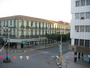Sidi-Bel-Abbes - Centre Ville - Immeuble face aux 4 Horloges de l'Hôtel - à droite rue Prudon vers Monument aux Morts