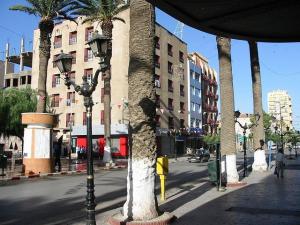 Sidi-Bel-Abbes -  Centre Ville - Immeuble angle rue Clauzel & de la République - n'existait pas en 62