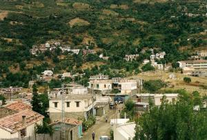 IGHIL IGOULMIMENE LA CONSTRUCTION MODERNE BAT LES VILLAGES