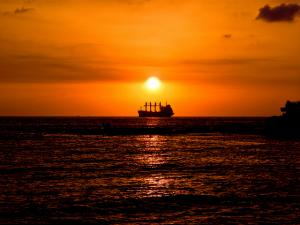 Pétrolier voguant sur les côtes de Annaba