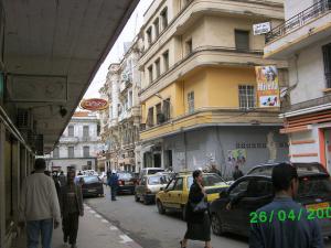 A côté du théâtre