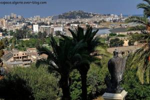 Statue à l'Entrée de l'église de Annaba