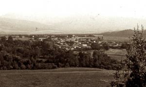 Tafessera (Azaïls) – Vallée de la Tafna. À gauche des deux koubas, l’école.
